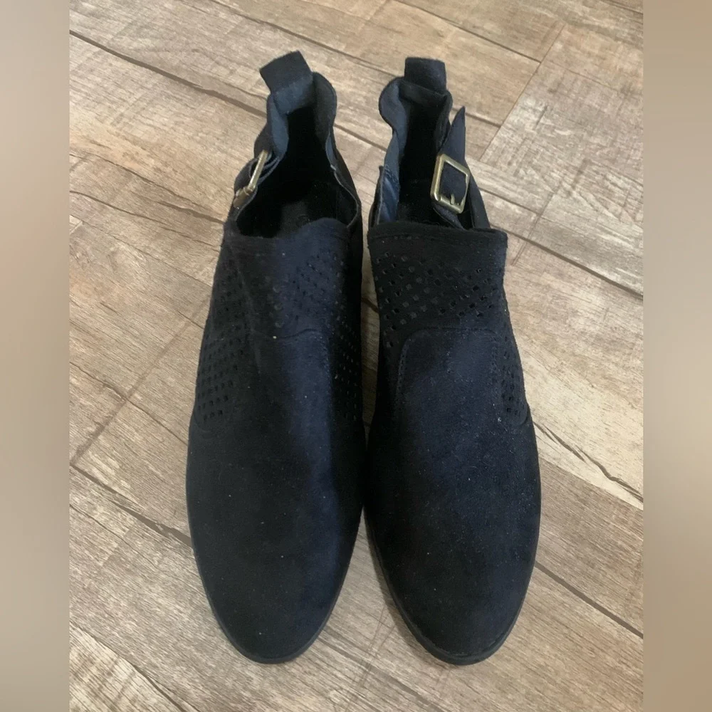 NWOT Women's Black Suede Ankle Bootie‎